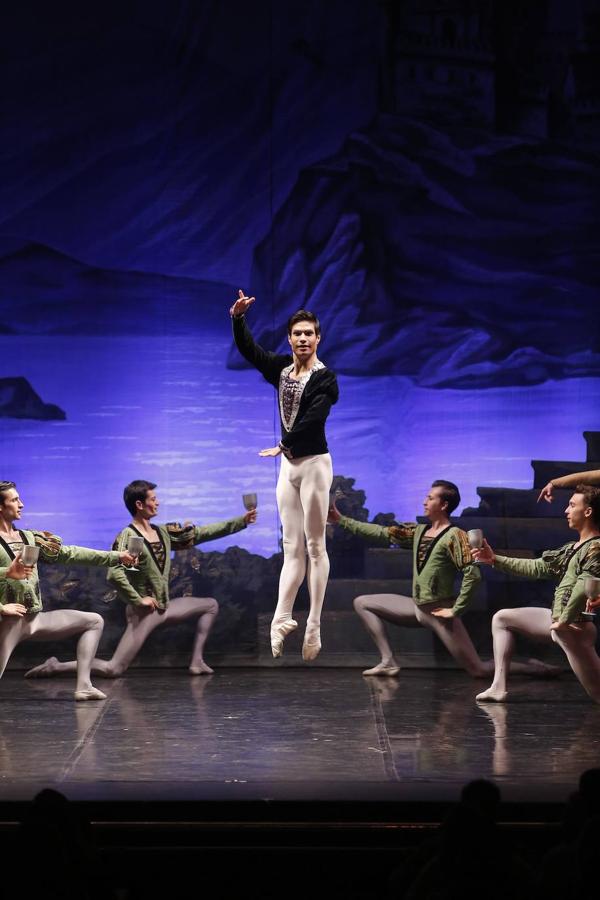 «El lago de los cisnes» en el Gran Teatro de Córdoba, en imágenes