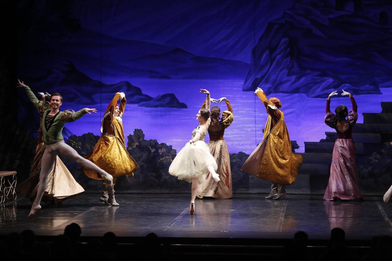 «El lago de los cisnes» en el Gran Teatro de Córdoba, en imágenes