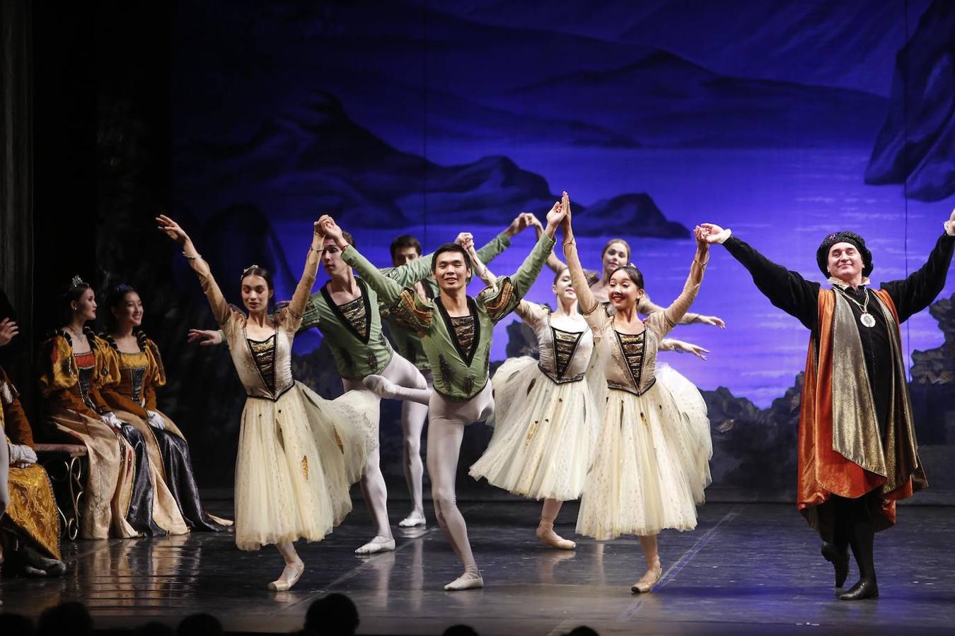 «El lago de los cisnes» en el Gran Teatro de Córdoba, en imágenes