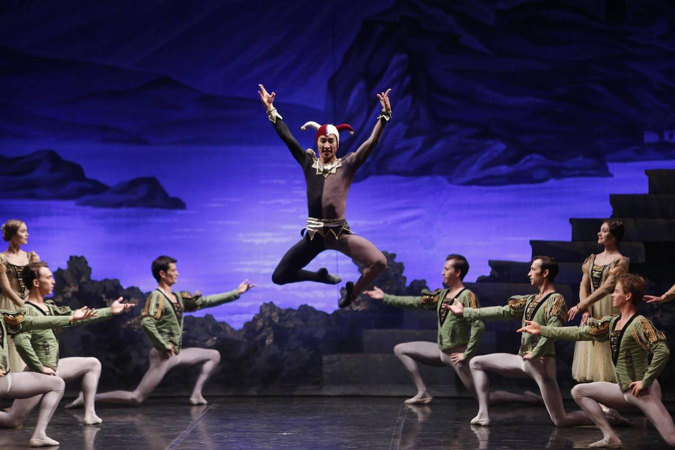 «El lago de los cisnes» en el Gran Teatro de Córdoba, en imágenes