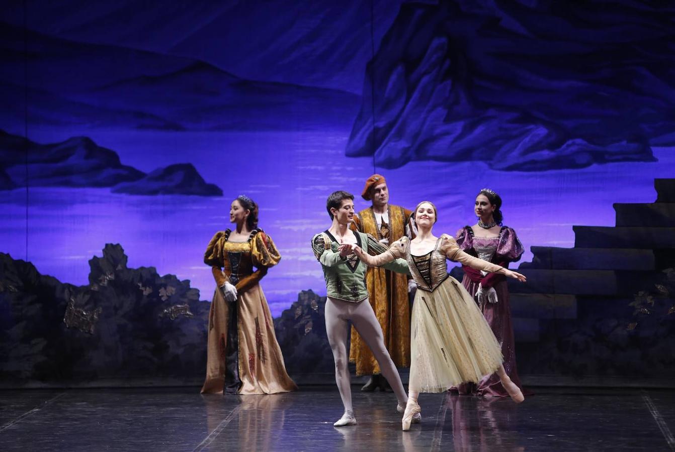 «El lago de los cisnes» en el Gran Teatro de Córdoba, en imágenes