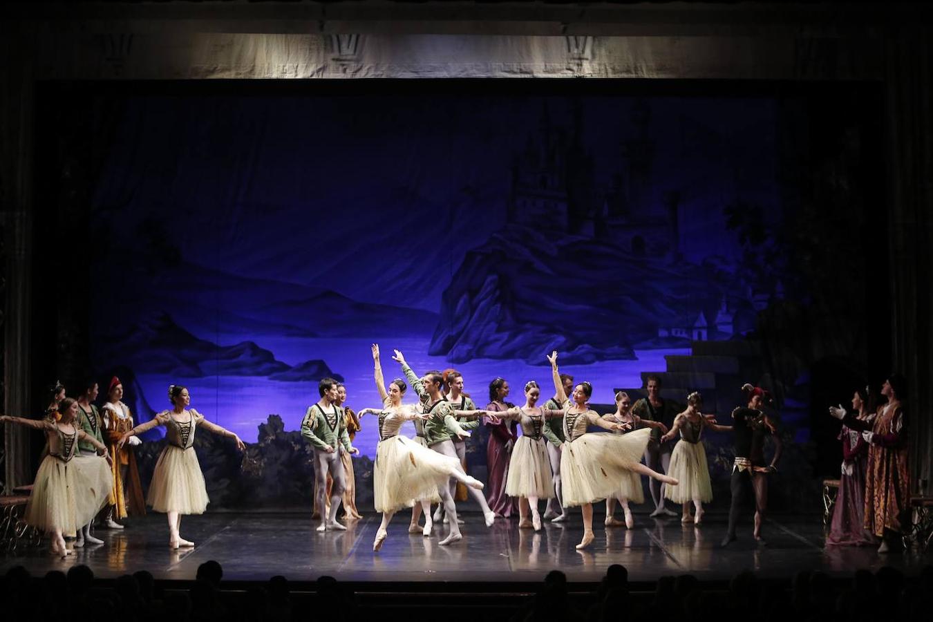 «El lago de los cisnes» en el Gran Teatro de Córdoba, en imágenes