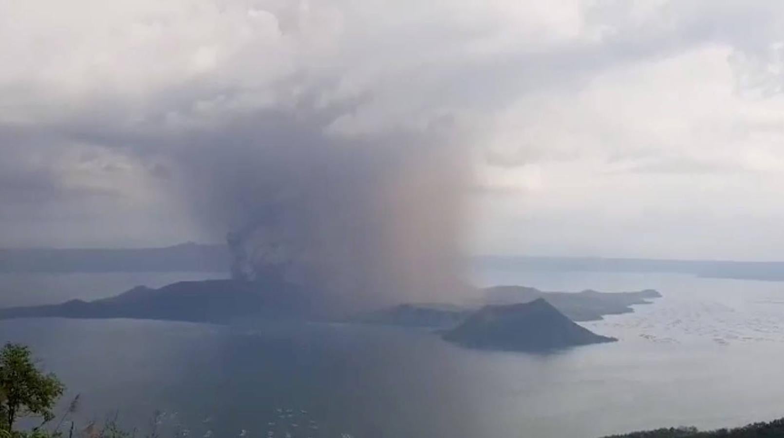 «Es posible una erupción peligrosa en las próximas horas o días», advirtió la agencia sismológica nacional. 