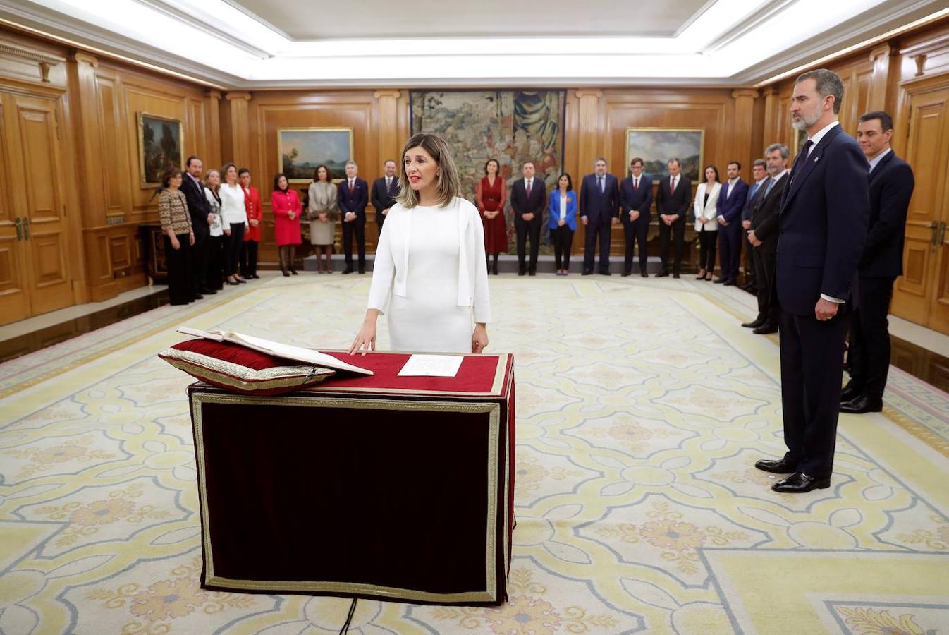 La nueva ministra de Trabajo, Yolanda Díaz, promete su cargo. 