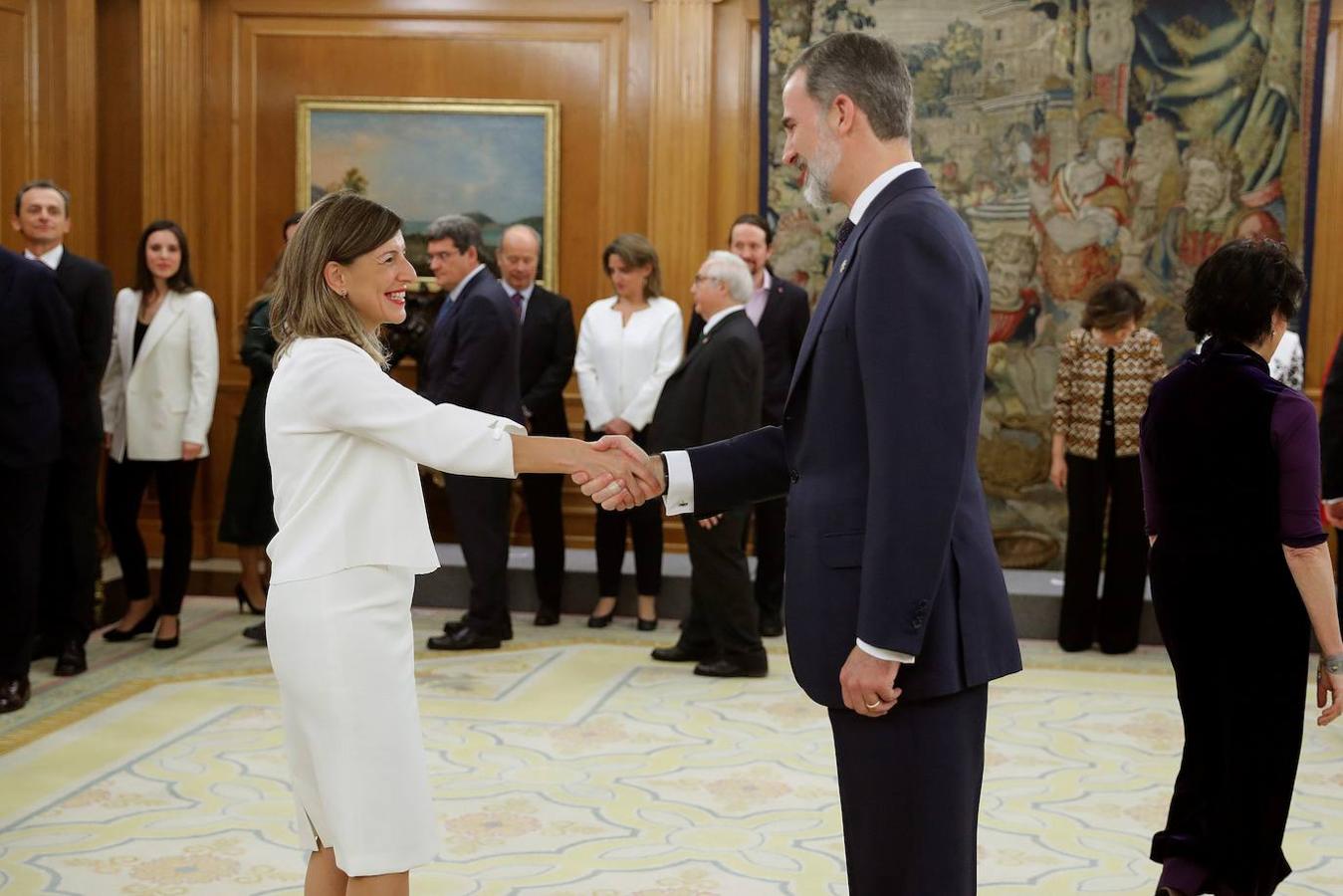 Felipe VI saluda a la ministra de Trabajo, Yolanda Díaz. 