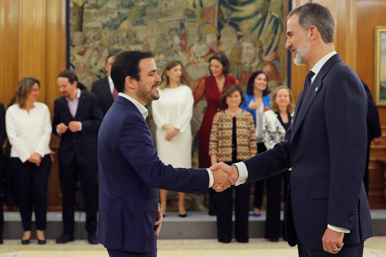 Alberto Garzón, nuevo ministro de Consumo, saluda al Rey. 