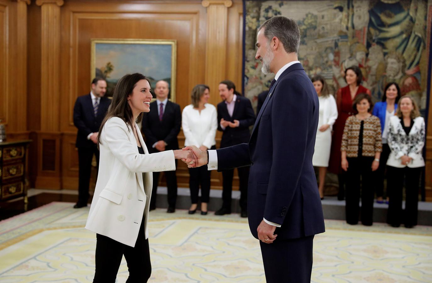 La nueva ministra de Igualdad, Irene Montero, saluda al Rey. 