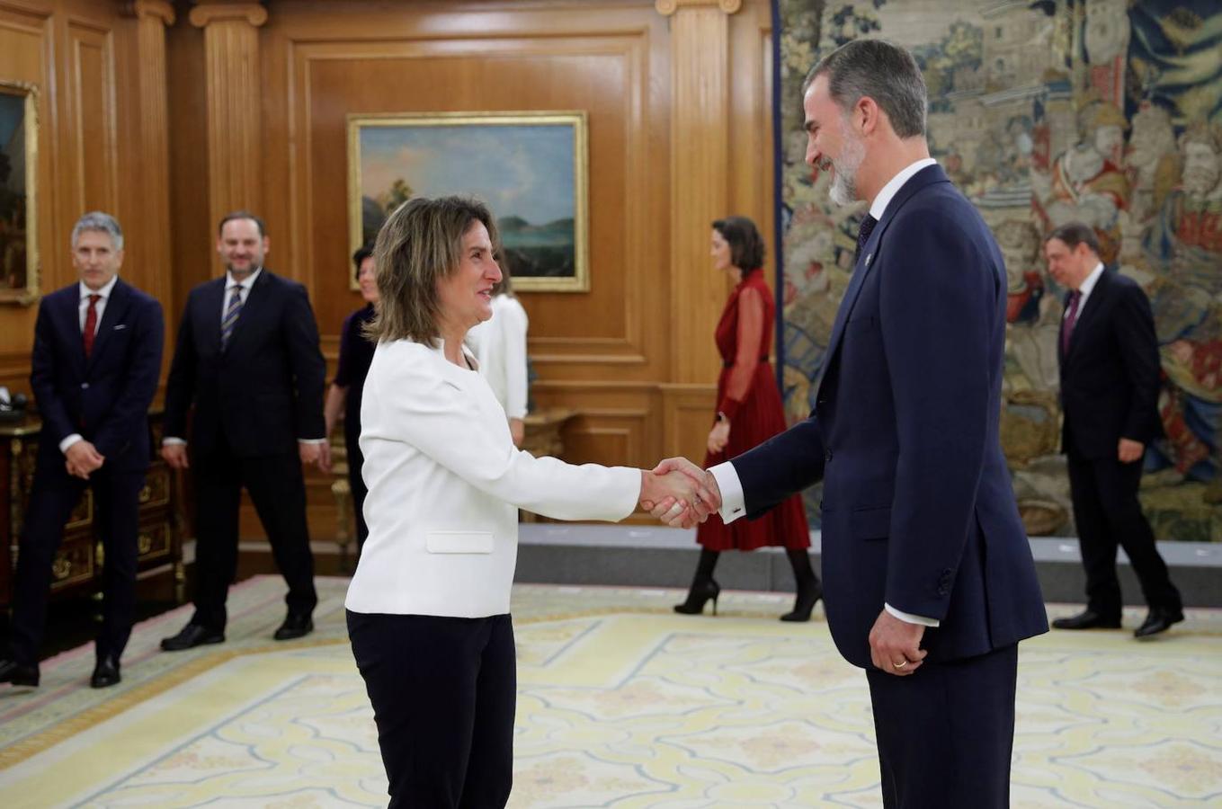 Teresa Ribera, nueva Vicepresidenta de Transición Ecológica y Reto Demográfico, saluda al Rey. 