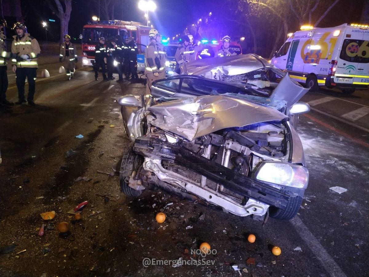 Dos jóvenes en estado crítico en un aparatoso accidente en el Paseo de las Delicias