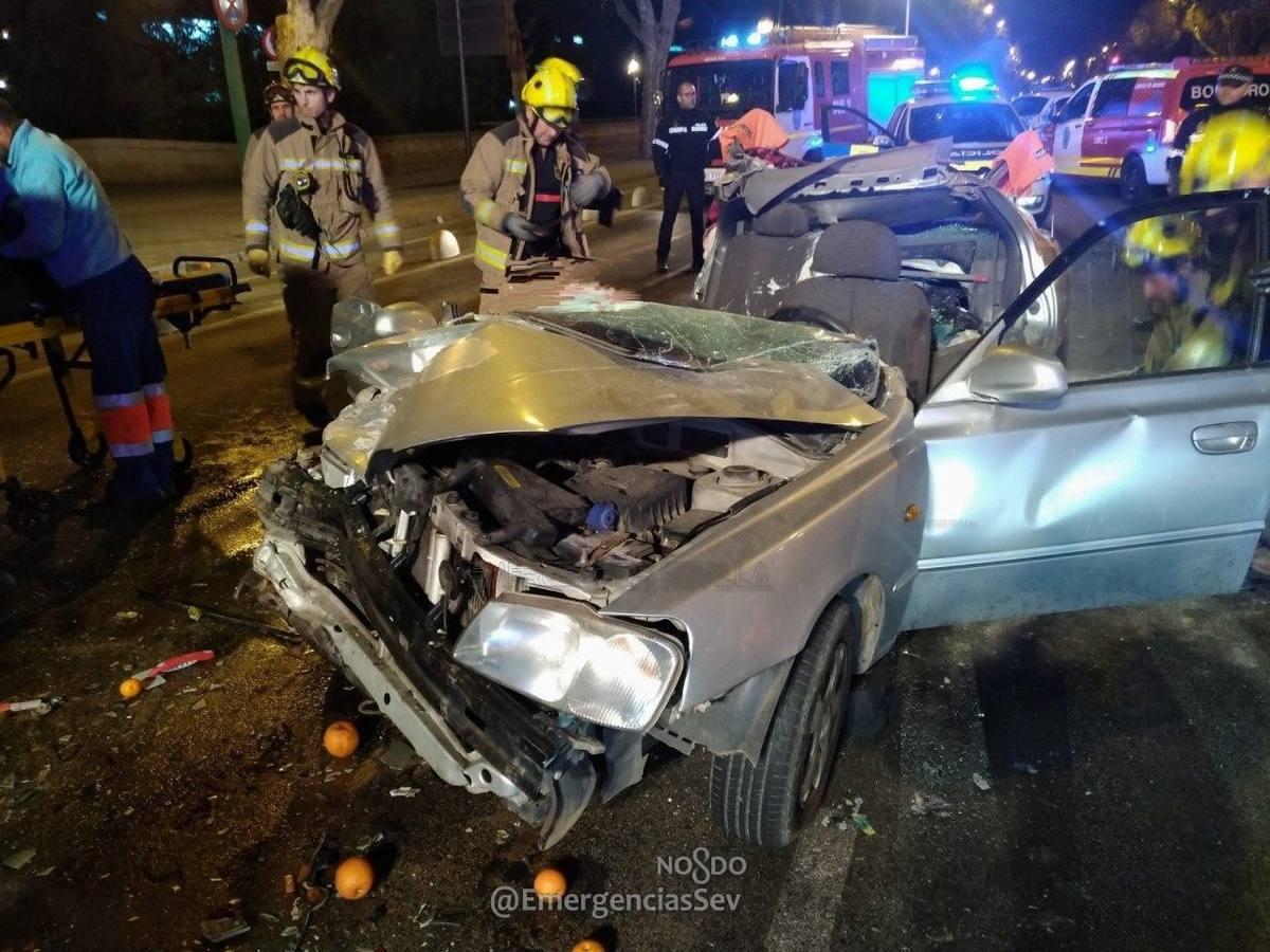 Dos jóvenes en estado crítico en un aparatoso accidente en el Paseo de las Delicias