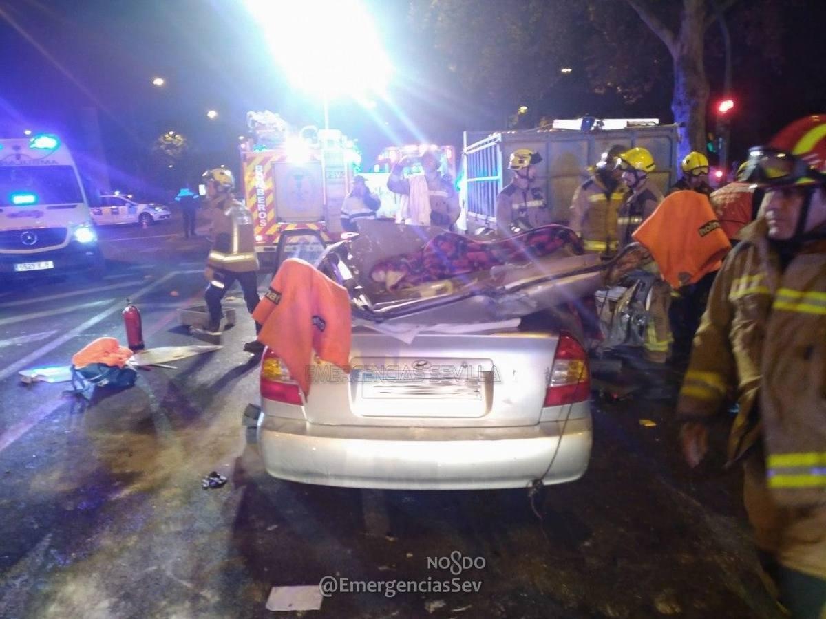 Dos jóvenes en estado crítico en un aparatoso accidente en el Paseo de las Delicias