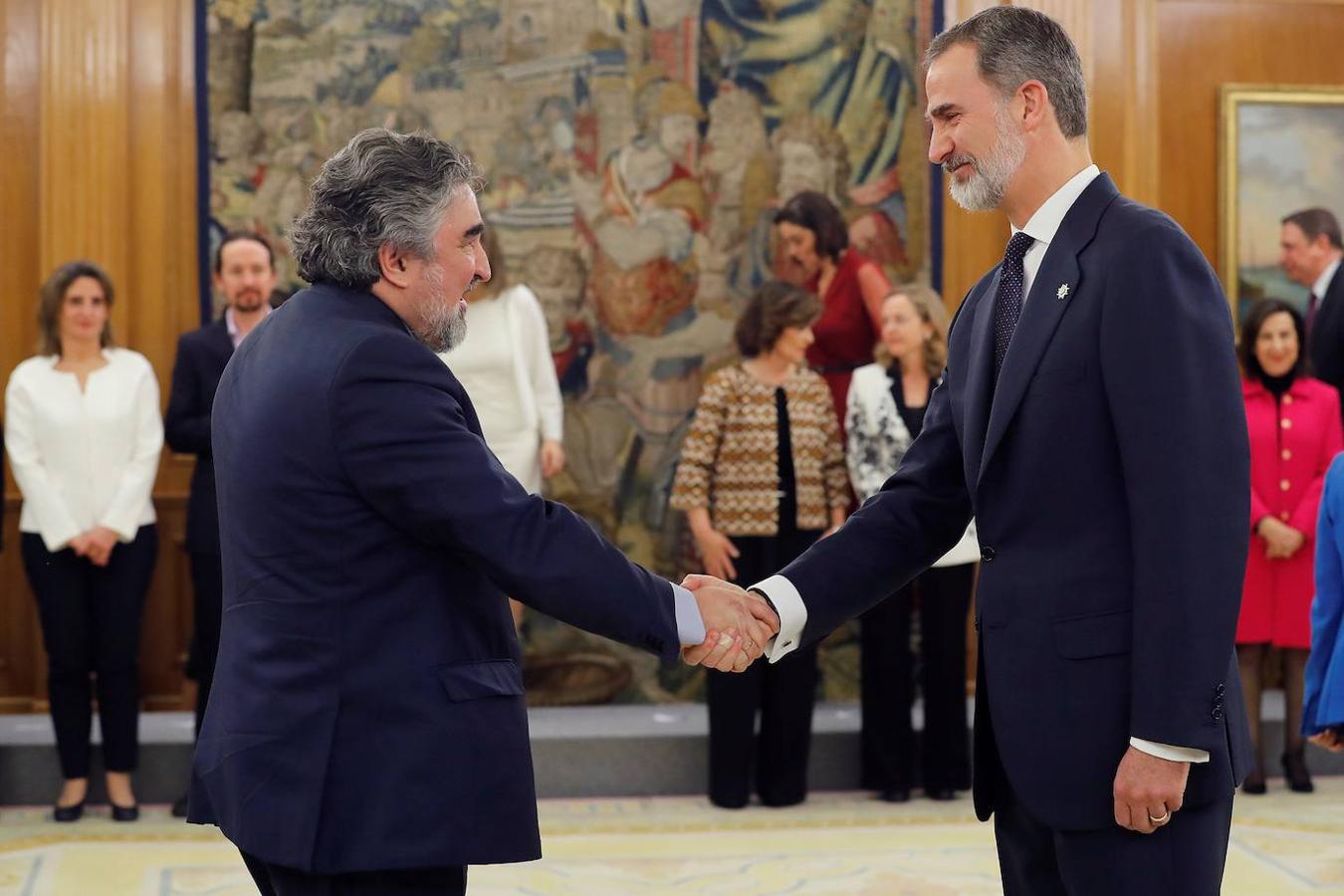 El nuevo ministro de Cultura y Deporte, José Manuel Uribes, saluda a Felipe VI. 