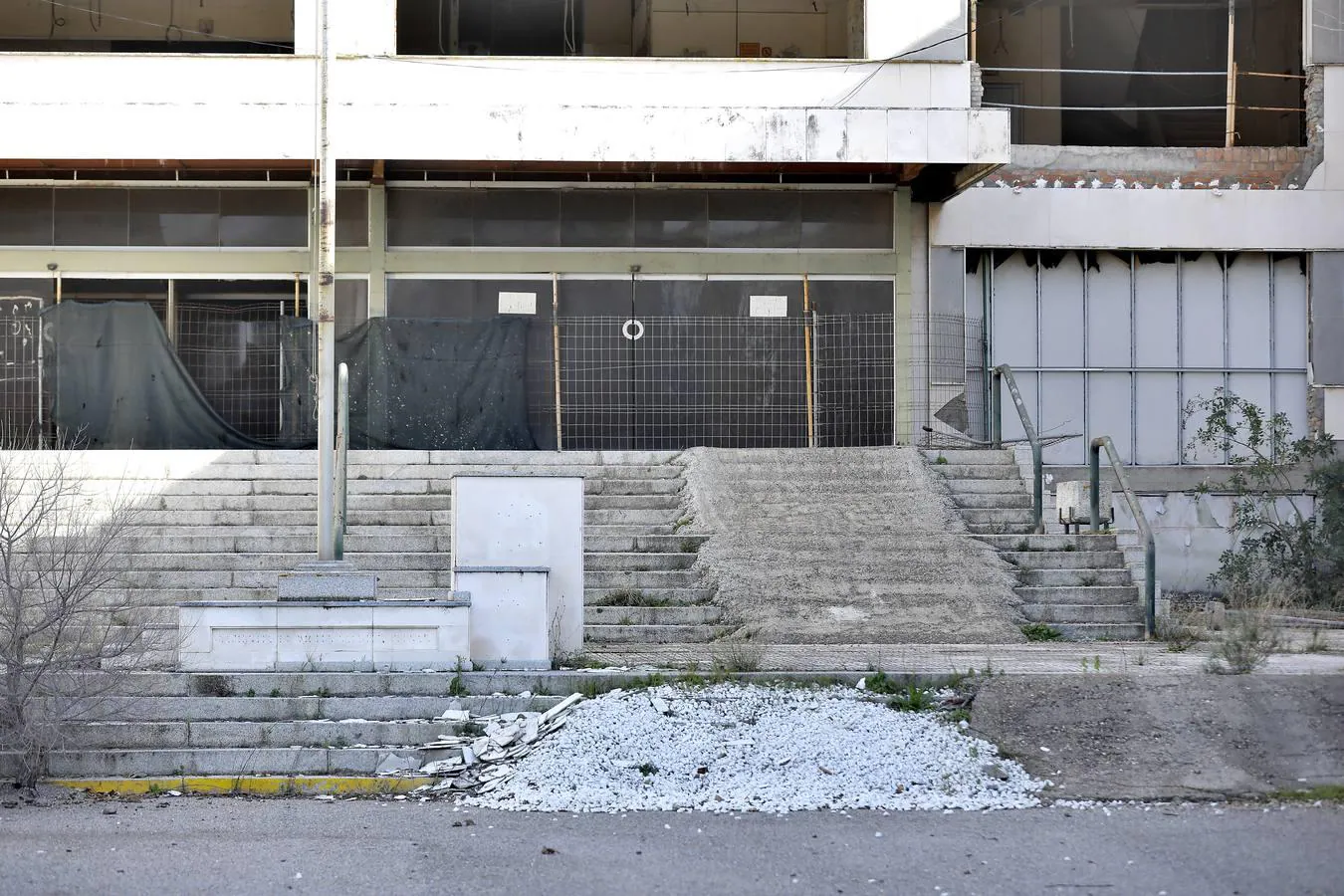 En imágenes, el deterioro del Hospital Militar de Sevilla