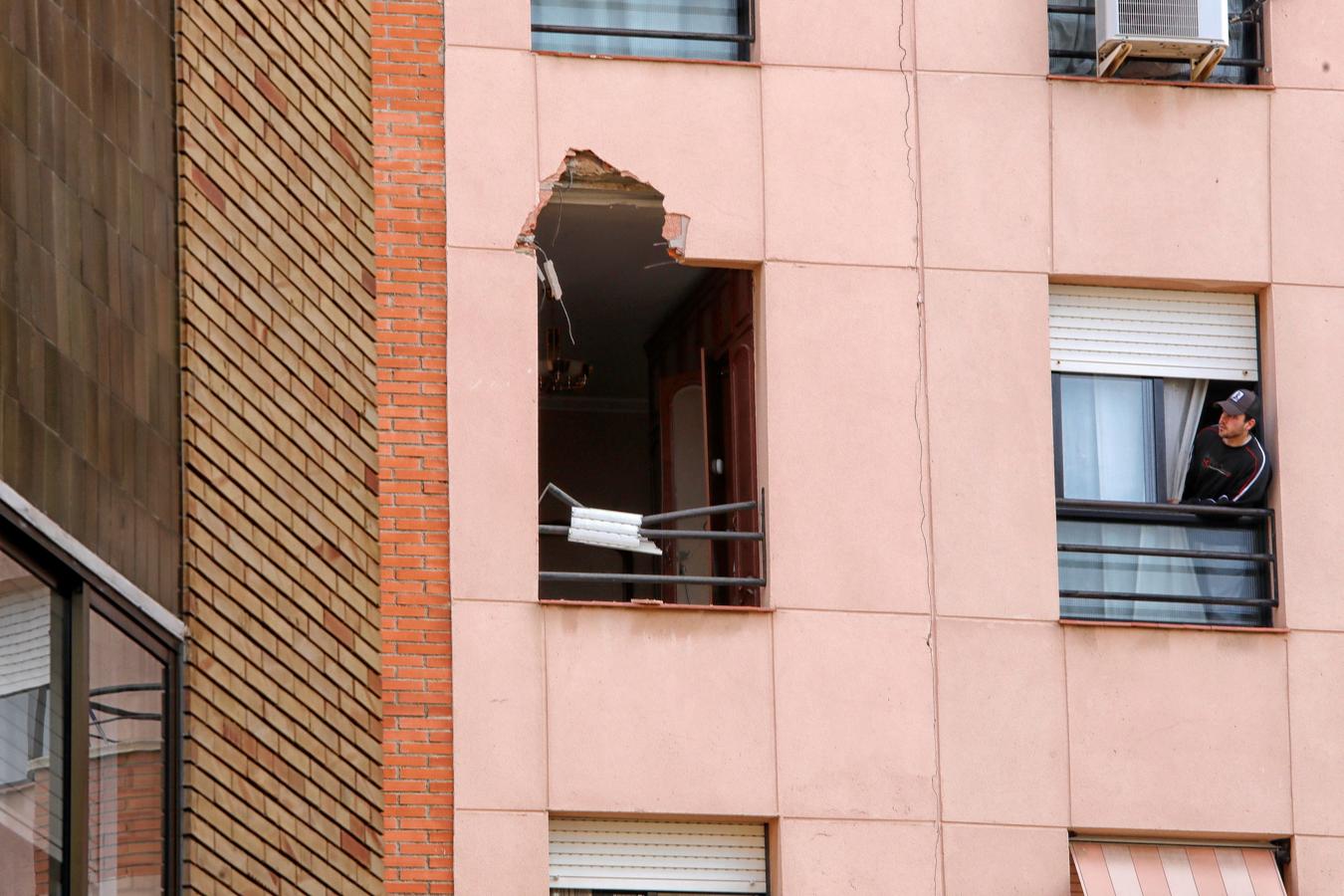 La onda expansiva desplazó una plancha metálica de una tonelada tres kilómetros y penetró por esa ventana del barrio de Torreforte. Parte del techo se derrumbó sobre su dueño, la primera víctima mortal. 