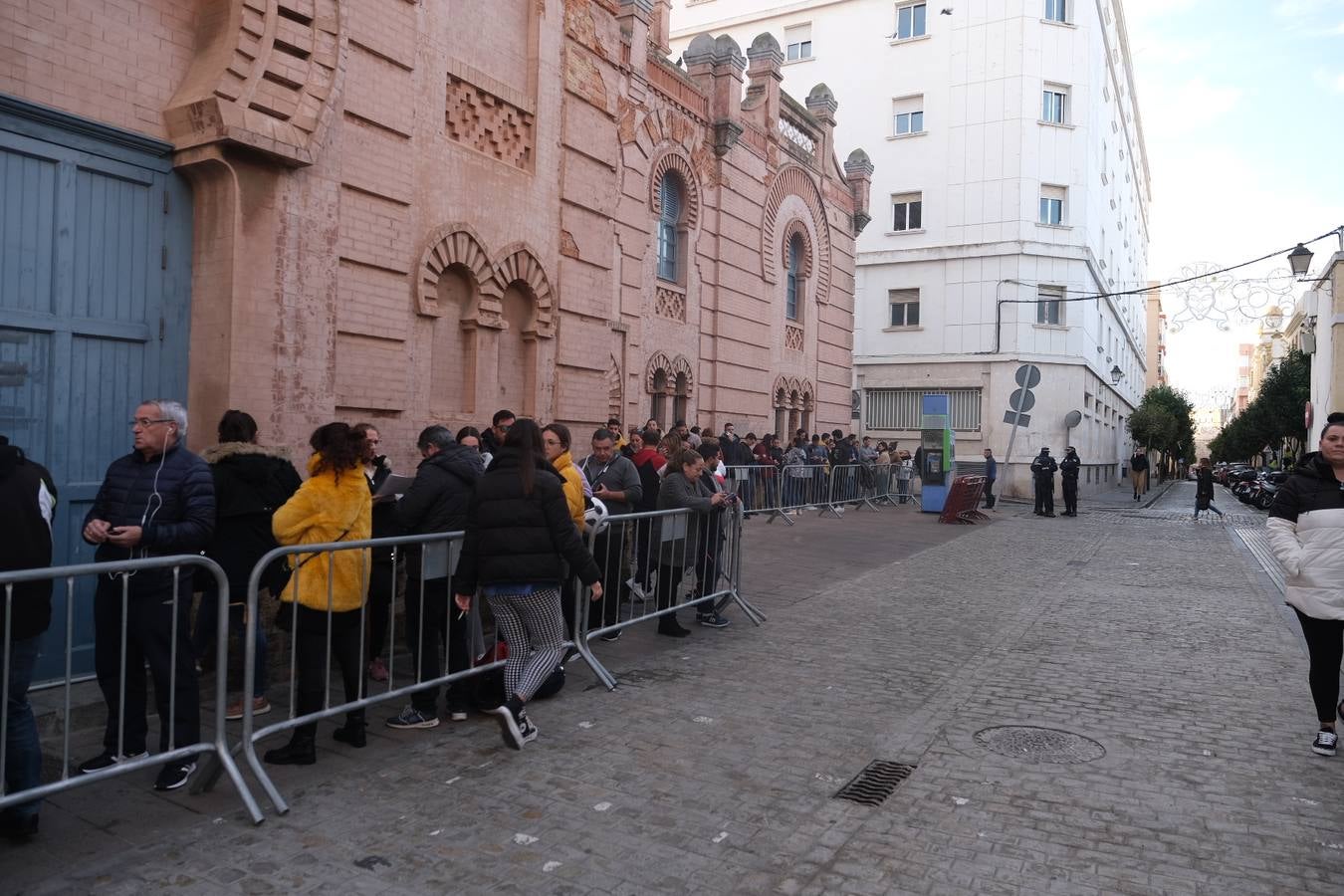 EN FOTOS: Largas colas en el Falla para conseguir una entrada del Concurso de Agrupaciones