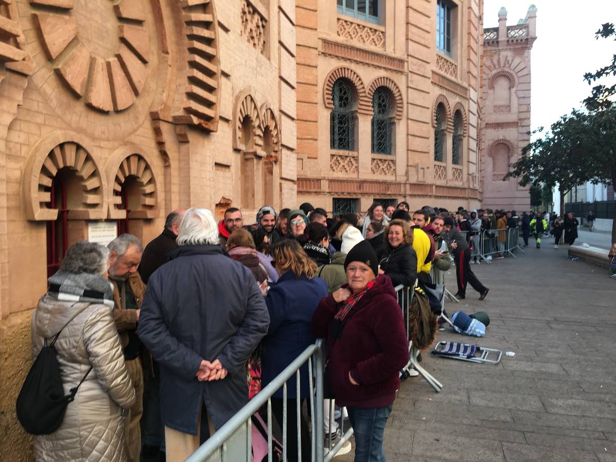 EN FOTOS: Largas colas en el Falla para conseguir una entrada del Concurso de Agrupaciones