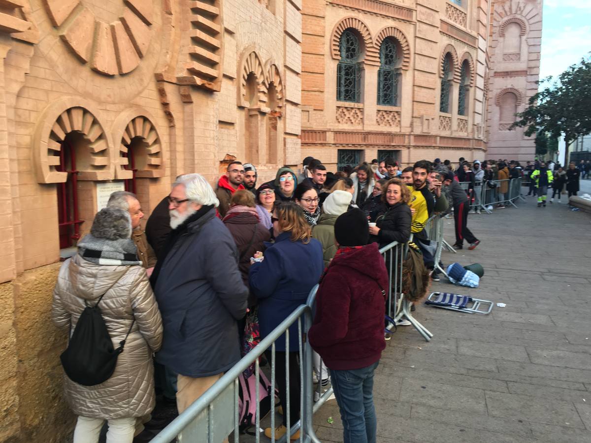 EN FOTOS: Largas colas en el Falla para conseguir una entrada del Concurso de Agrupaciones