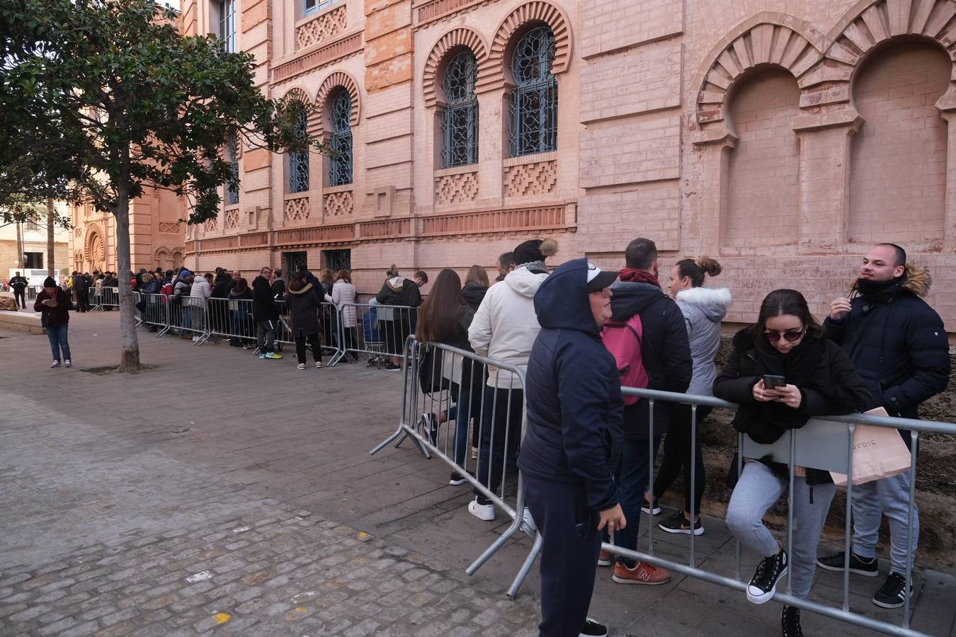 EN FOTOS: Largas colas en el Falla para conseguir una entrada del Concurso de Agrupaciones