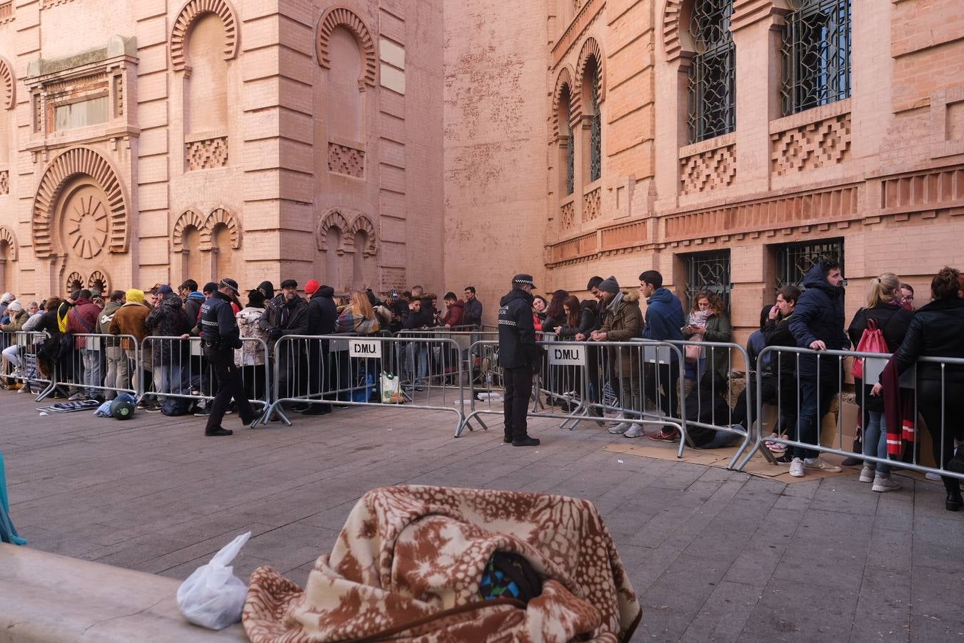 EN FOTOS: Largas colas en el Falla para conseguir una entrada del Concurso de Agrupaciones