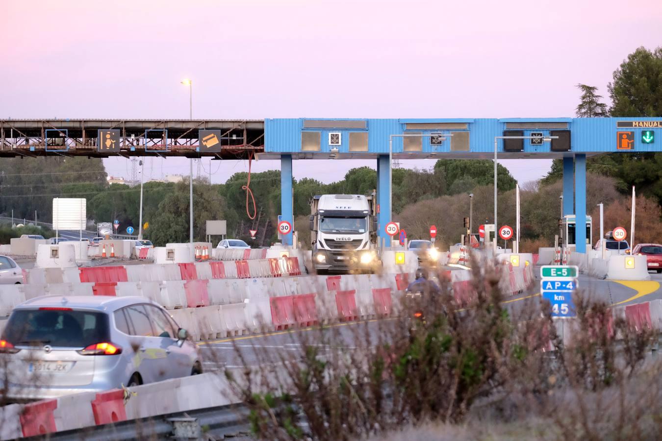 FOTOS: Derribo de los últimos vestigios del peaje de la autopista Sevilla - Cádiz