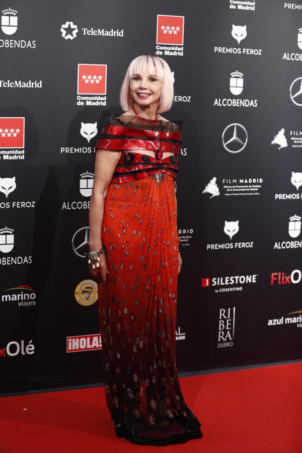 Victoria Abril no fue la más elegante de la noche con este indescriptible vestido en rojo. 