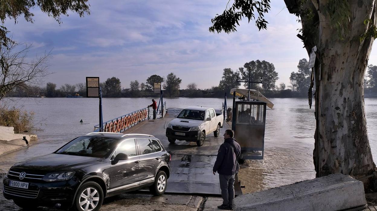 Cruzando el Guadalquivir en la barcaza de Coria