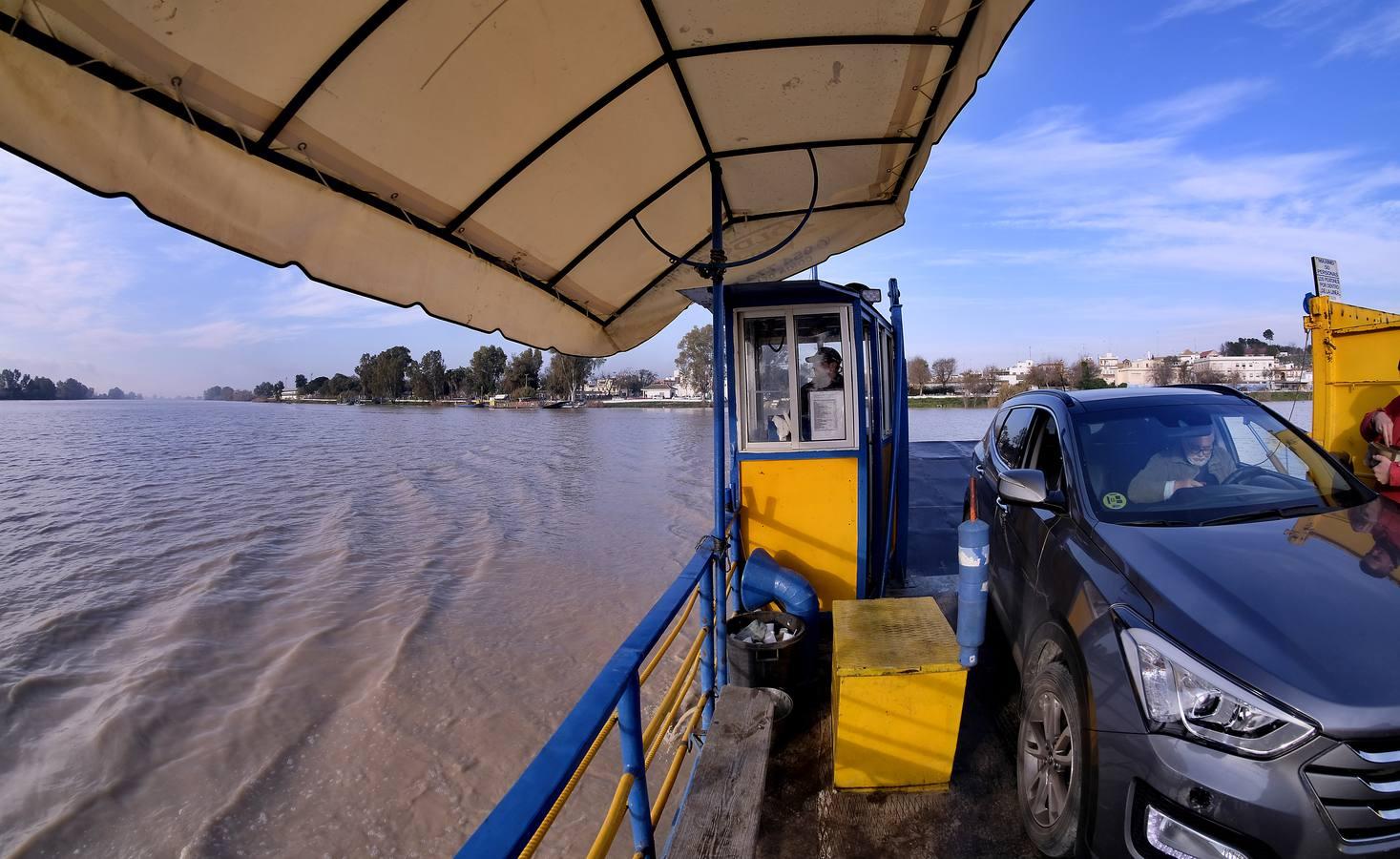 Cruzando el Guadalquivir en la barcaza de Coria