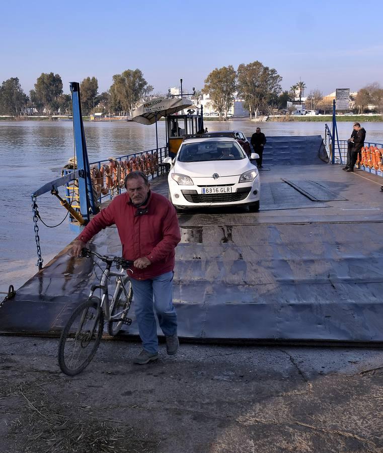 Cruzando el Guadalquivir en la barcaza de Coria