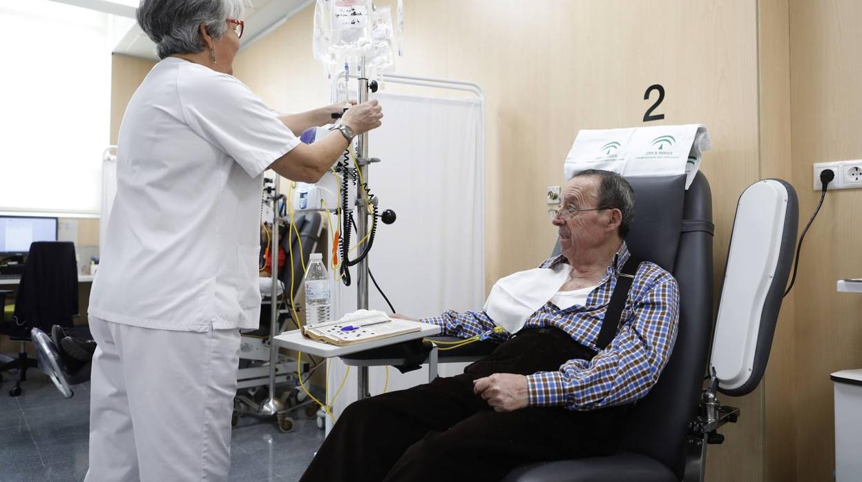 Una mañana en el Hospital de Día de Oncología de Córdoba, en imágenes