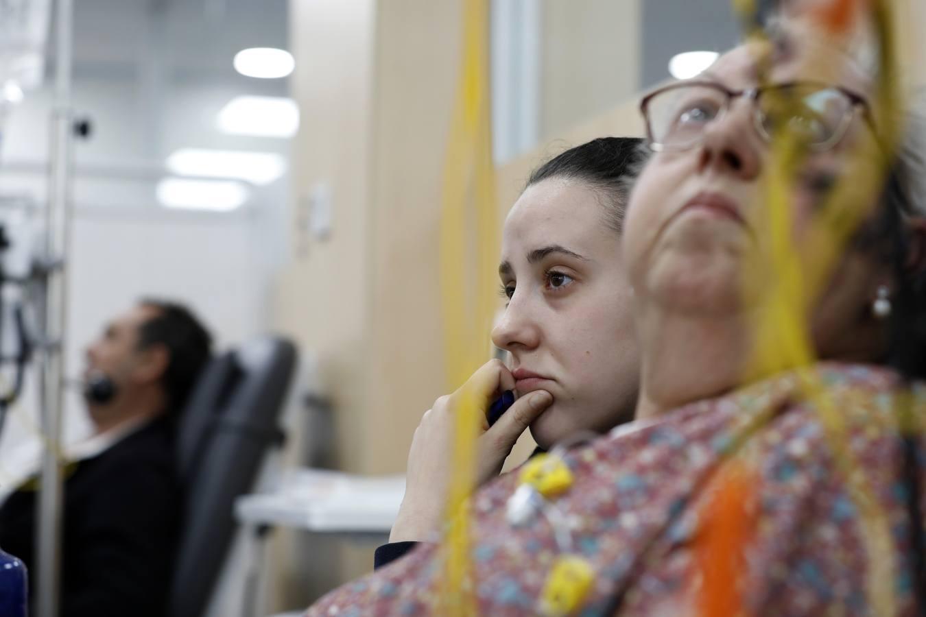 Una mañana en el Hospital de Día de Oncología de Córdoba, en imágenes