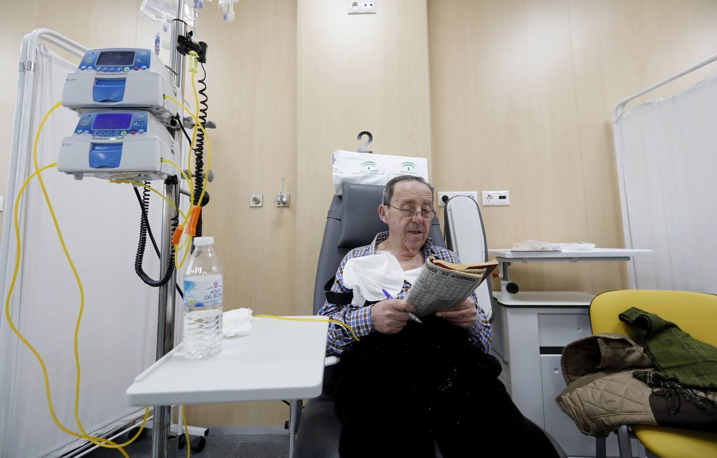 Una mañana en el Hospital de Día de Oncología de Córdoba, en imágenes