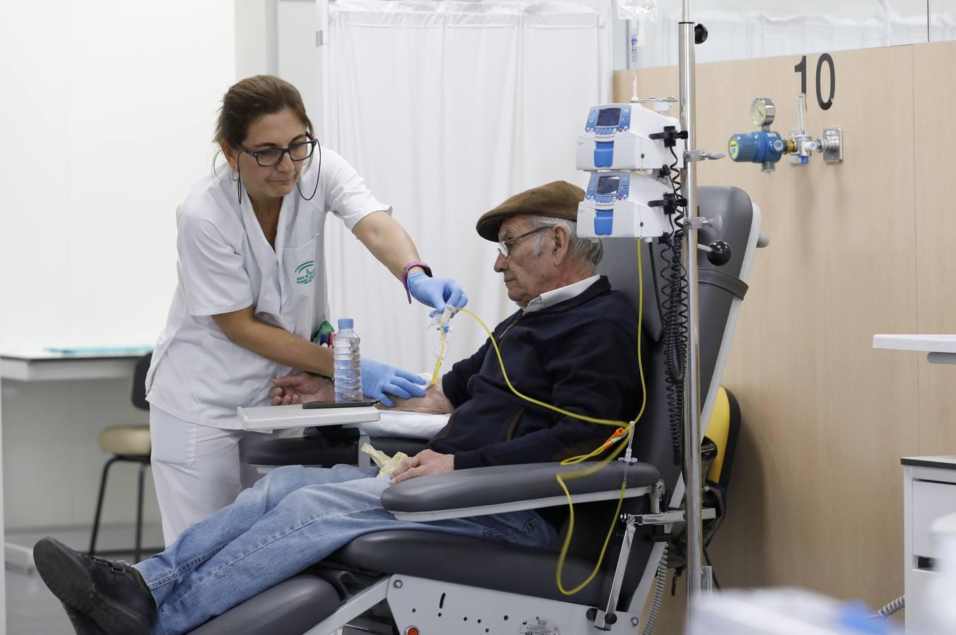 Una mañana en el Hospital de Día de Oncología de Córdoba, en imágenes