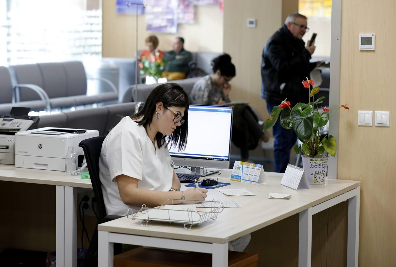 Una mañana en el Hospital de Día de Oncología de Córdoba, en imágenes