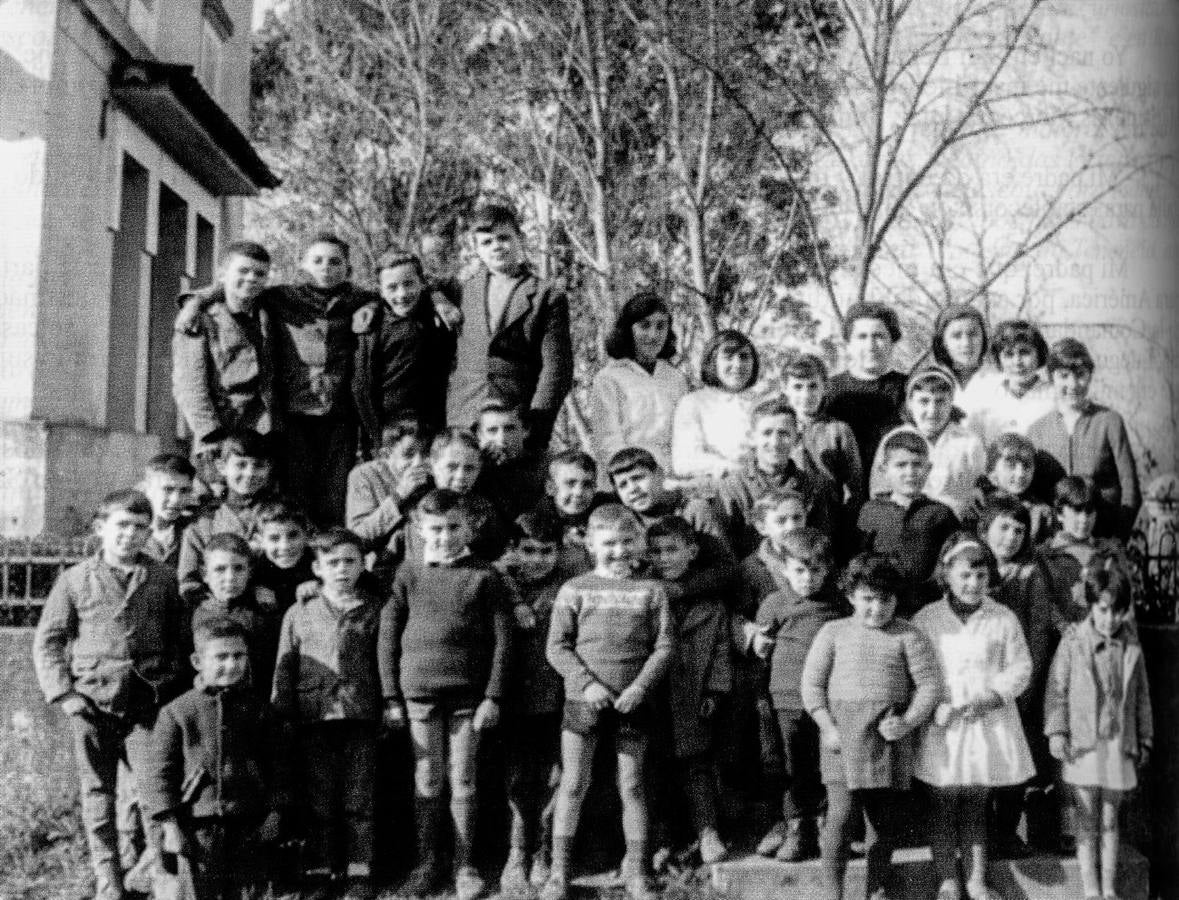 Tía Mercedes junto a sus alumnos en el colegio. 