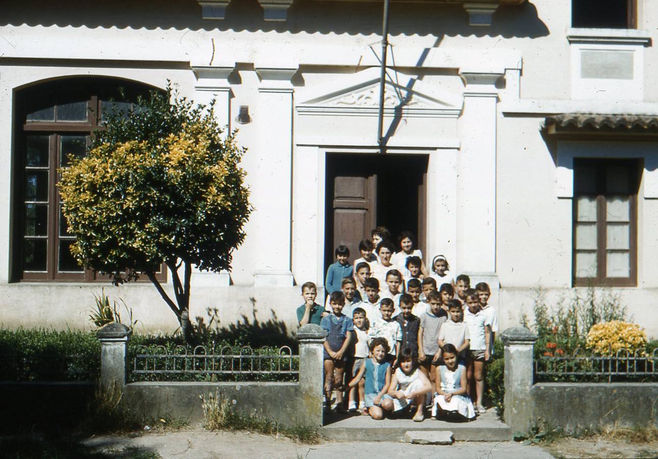 Tía Mercedes en la escuela de Seselles con sus alumnos. 