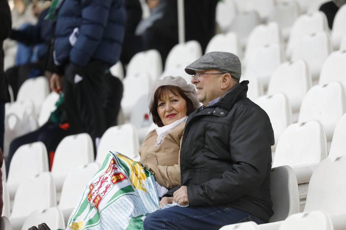 El ambiente en las gradas del Córdoba CF-Villarrubia, en imágenes