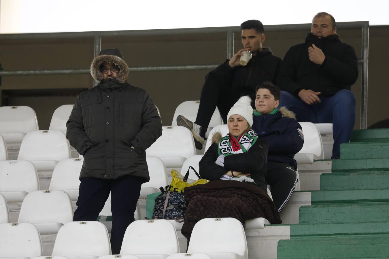 El ambiente en las gradas del Córdoba CF-Villarrubia, en imágenes