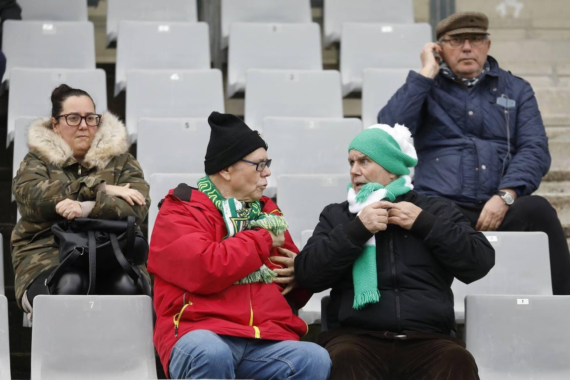 El ambiente en las gradas del Córdoba CF-Villarrubia, en imágenes