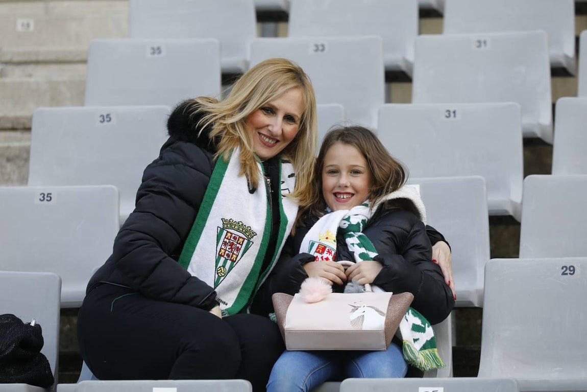 El ambiente en las gradas del Córdoba CF-Villarrubia, en imágenes