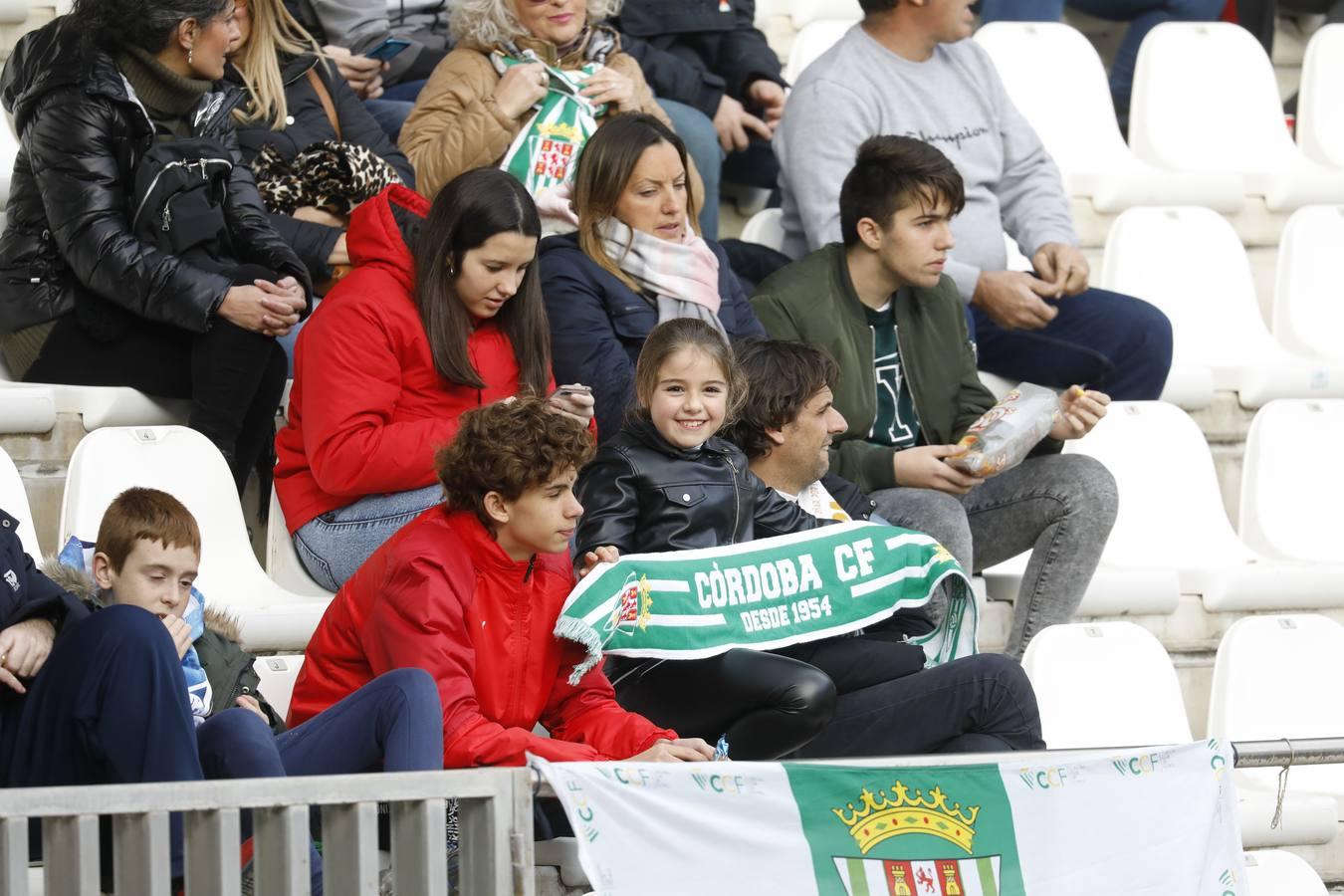 El ambiente en las gradas del Córdoba CF-Villarrubia, en imágenes