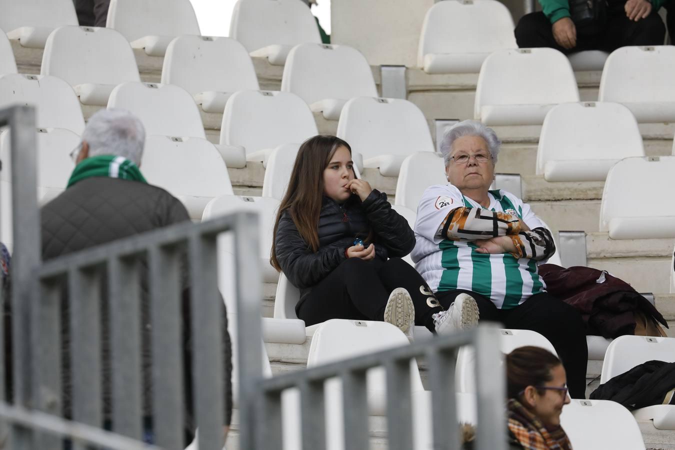 El ambiente en las gradas del Córdoba CF-Villarrubia, en imágenes