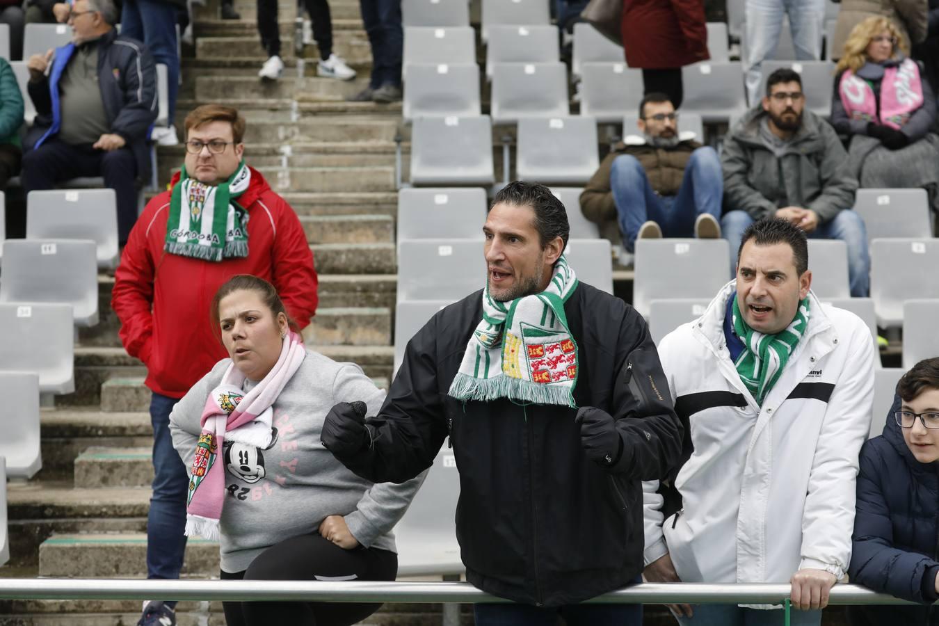 El ambiente en las gradas del Córdoba CF-Villarrubia, en imágenes