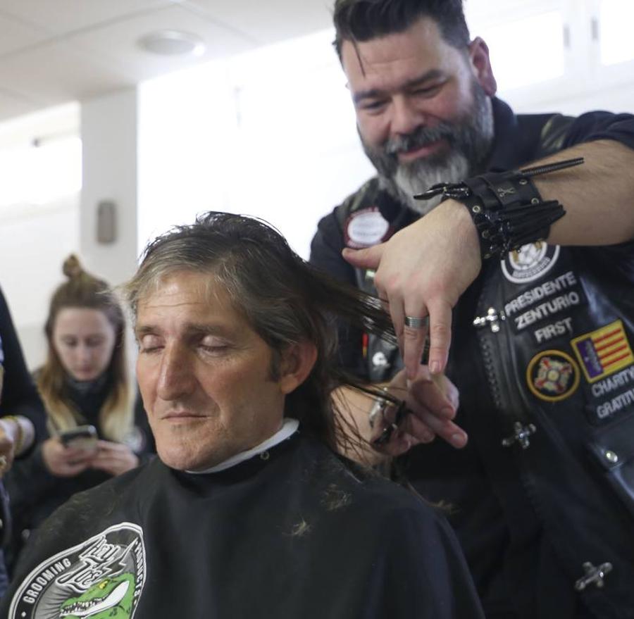 Cortes de pelo solidario en el centro de acogida municipal