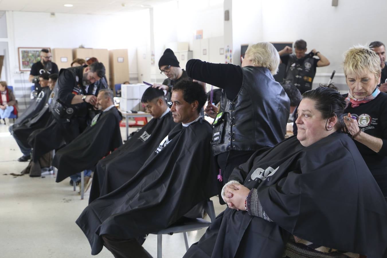 Cortes de pelo solidario en el centro de acogida municipal