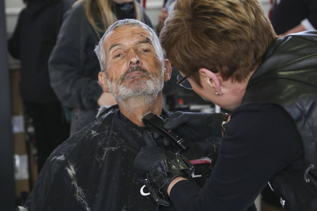 Cortes de pelo solidario en el centro de acogida municipal