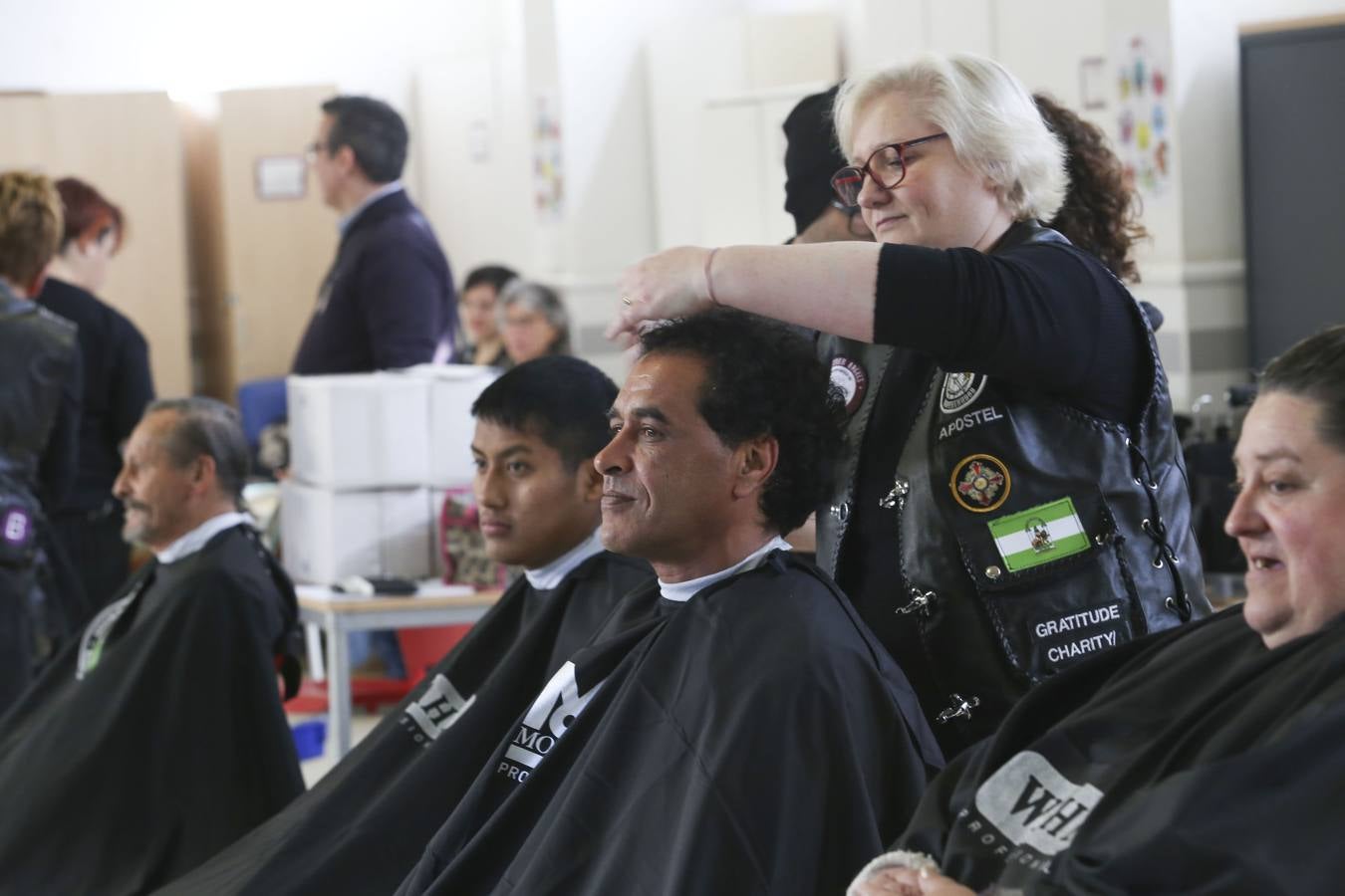 Cortes de pelo solidario en el centro de acogida municipal