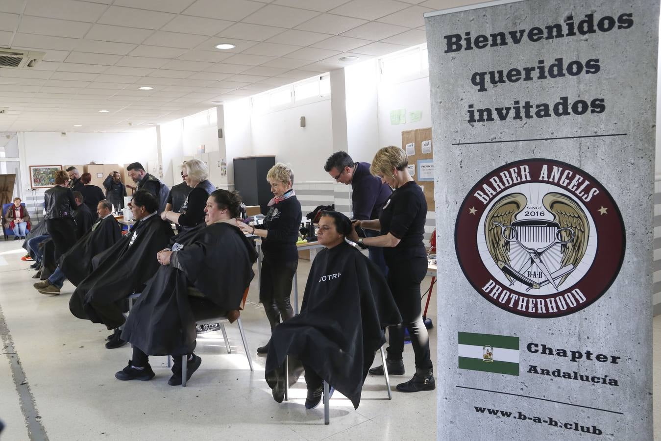 Cortes de pelo solidario en el centro de acogida municipal