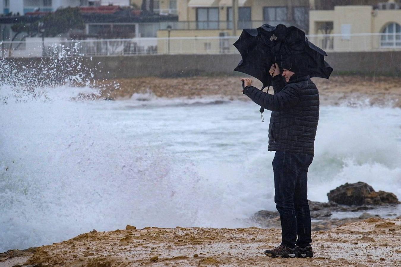 Las imágenes que deja el temporal Gloria, que está afectando a media España