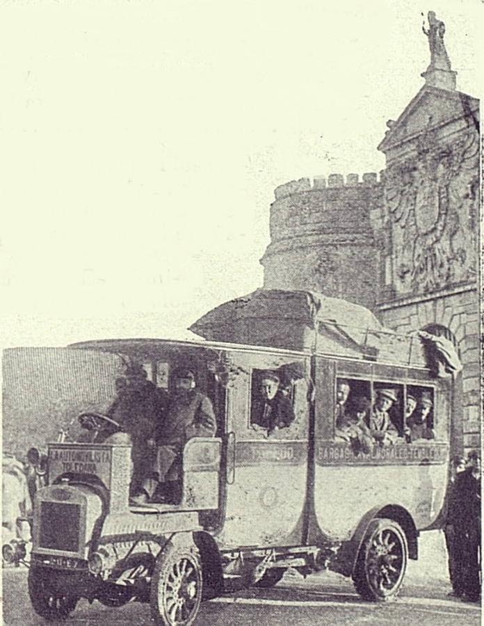 Viajeros en un vehículo de La Automovilista Toledana. En el costado figuran los puntos previstos para unir Toledo a Bargas, Los Navalmorales y Tembleque. Guía práctica de Toledo y su provincia (ca. 1906). 