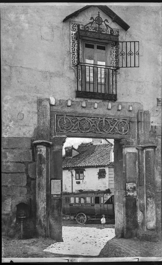 Coche de viajeros en el Corral de Don Diego, lugar que acogió algunos garajes para automóviles y taxis. Fototeca del Patrimonio Histórico. 